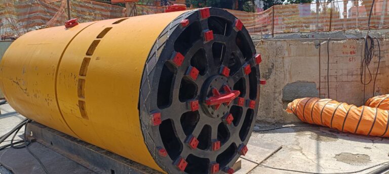 Máquina perfuratriz amarela para operação de Pipe Jacking em canteiro de obras.